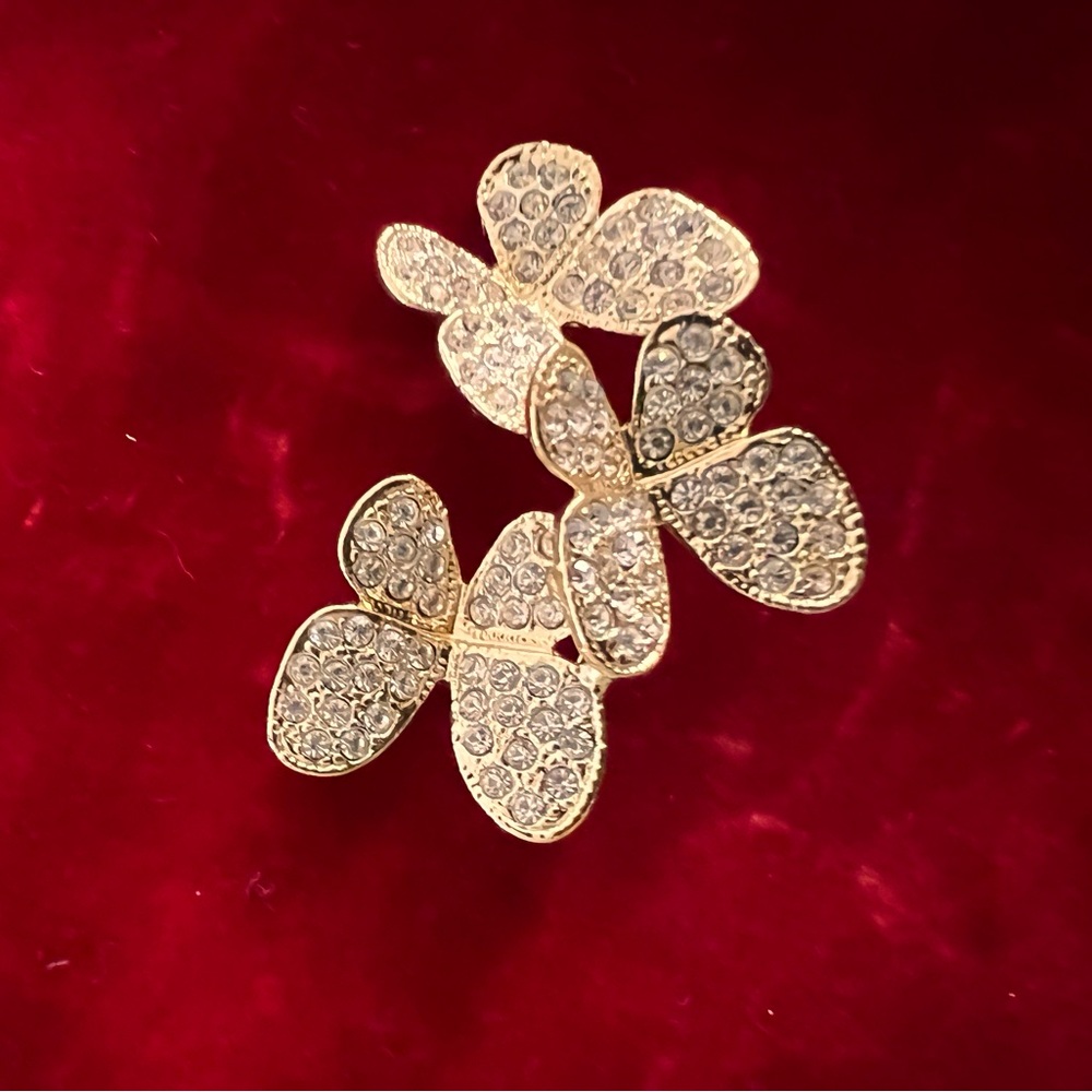 Brooch and pendant.